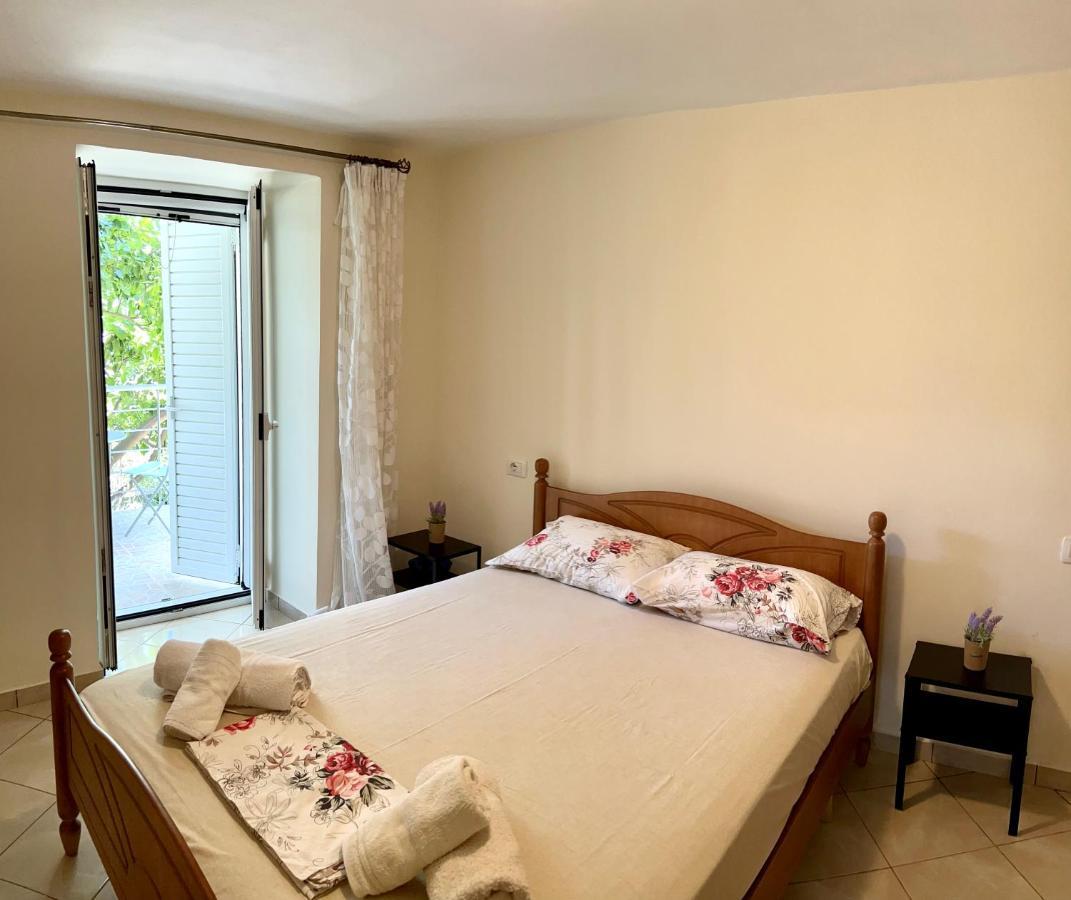 Lucas Apartments Himare Exterior foto